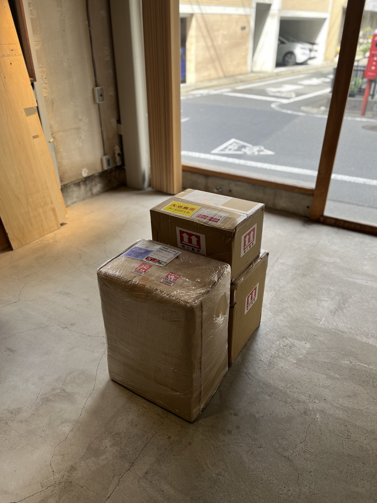 エスプレッソマシンとグラインダーの段ボール