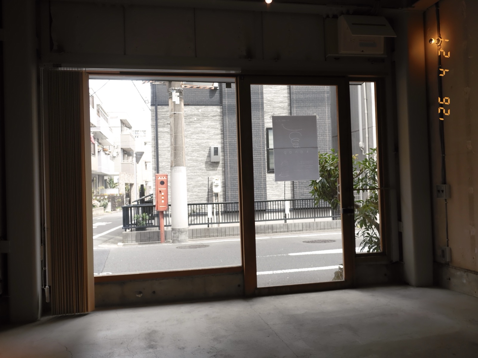 大きな窓から見える街の様子