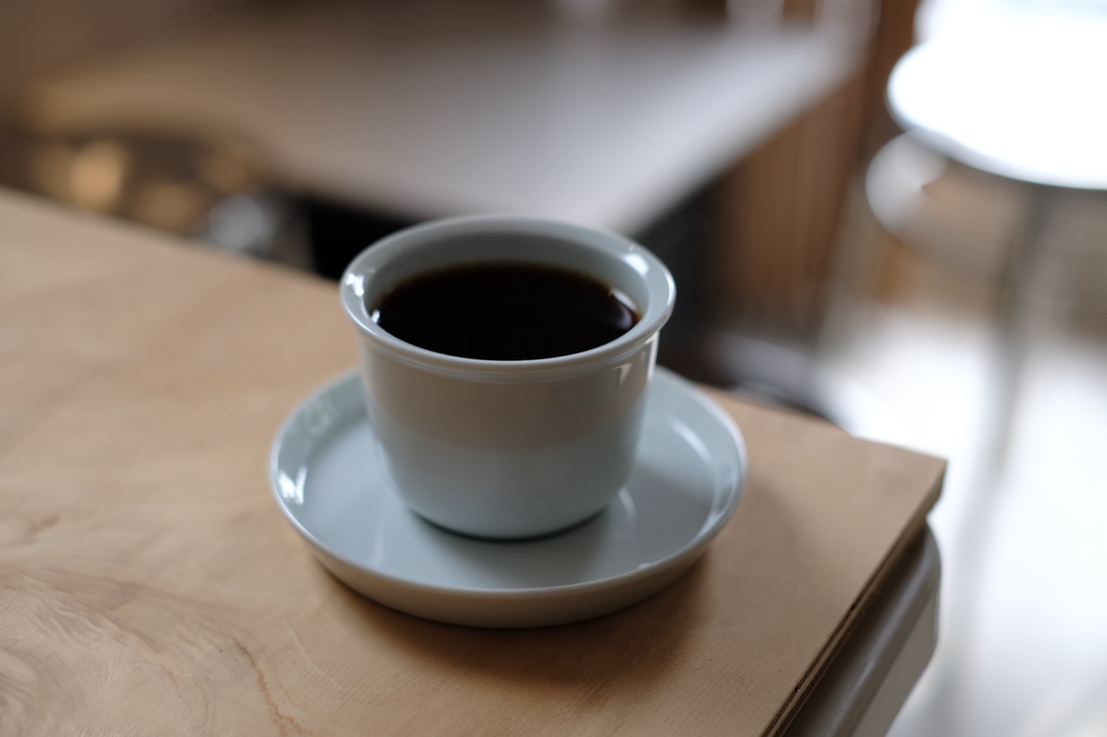 カウンターに置かれたブラックコーヒー