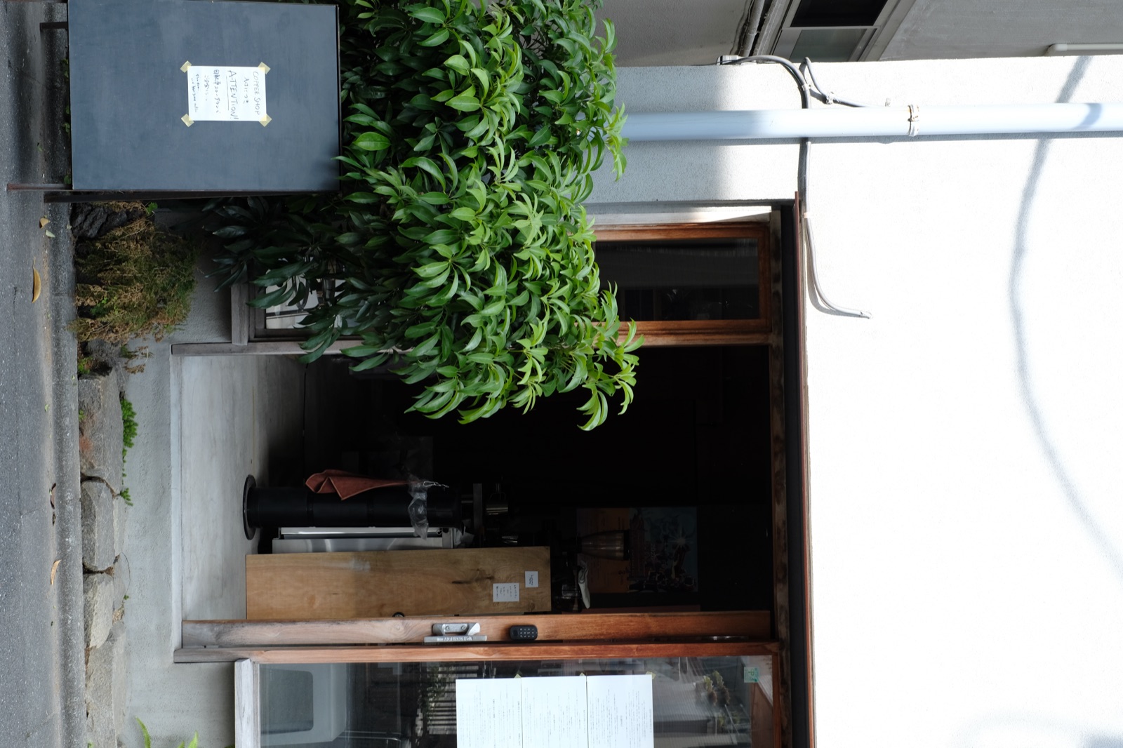 グラインダーまわりを少しずつ整える店内
