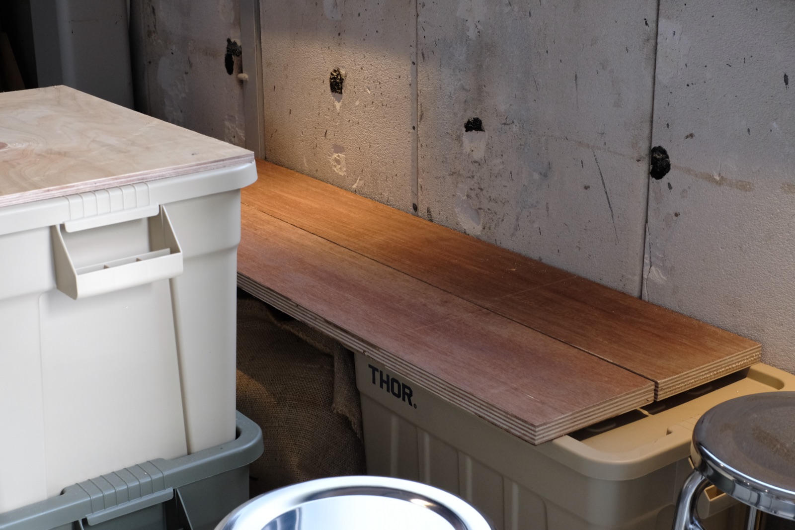 自分たちの手で組む棚板のDIY